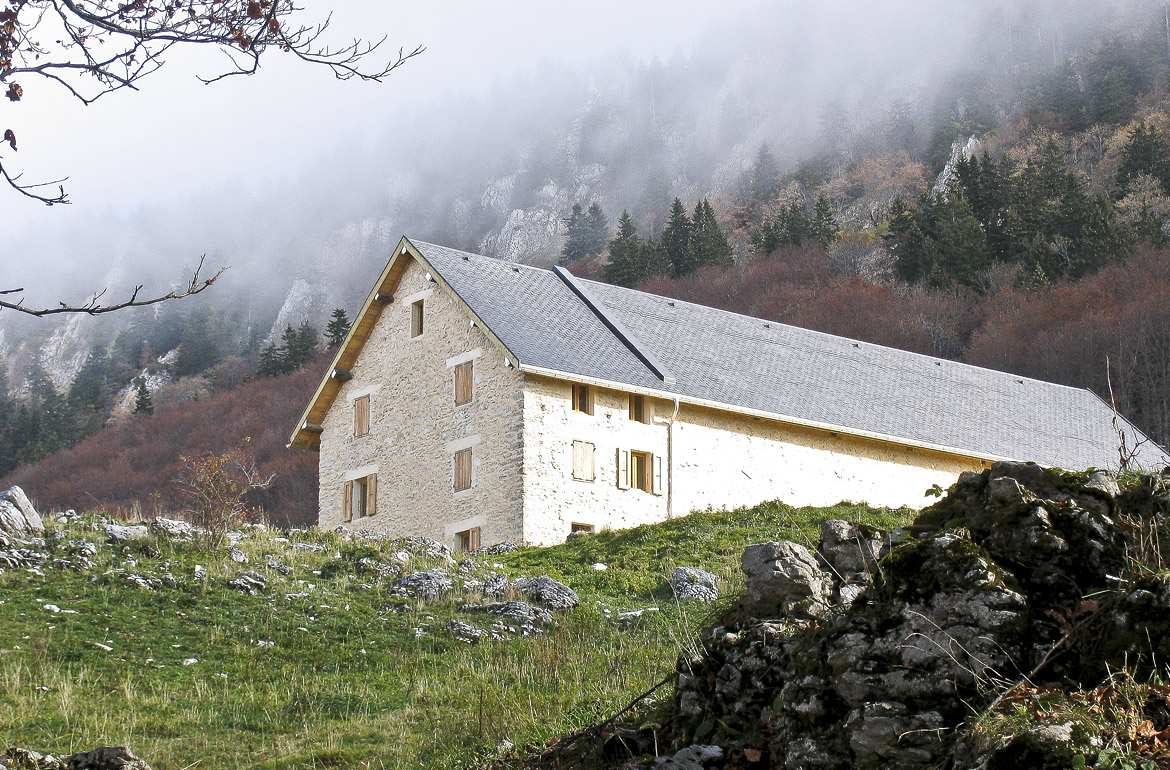 travaux d'architecture sur grande en pierre dans la montagne