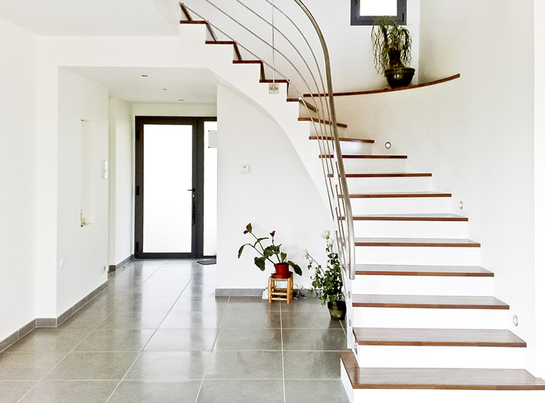 architecture escalier intérieur blanc