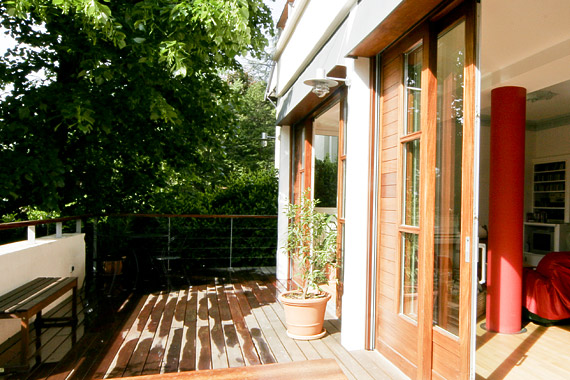 baies vitrées sur terrasse extérieure en bois