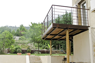 Petite terrasse suspendue en métal et bois