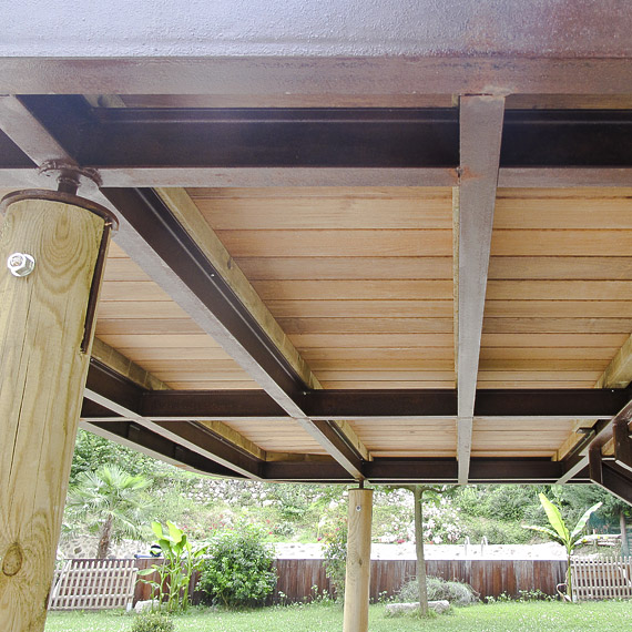 terrasse suspendue en bois et métal, agencement des matériaux