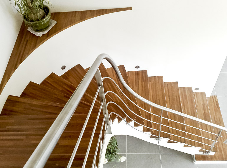 aménagement escalier intérieur bois et blanc