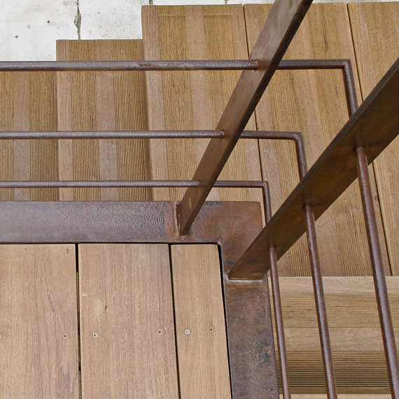 terrasse suspendue en métal avec parquet en bois