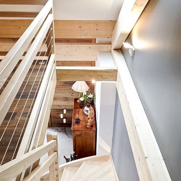 aménagement escalier intérieur en bois et étage