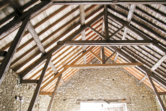 aménagement intérieur dans le vercors d'une grange, pierres et poutres