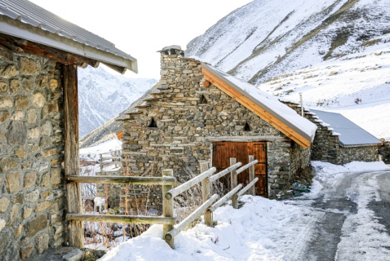 chalet d'alpage en pierres la neige