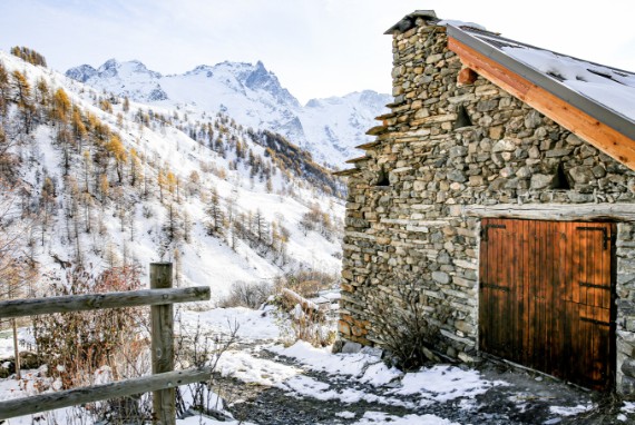 chalet d'alpage sous la neige vue montagne